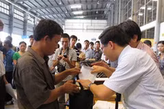 Trao tro của các nạn nhân cho người nhà. (Ảnh: PV/Vietnam+)
