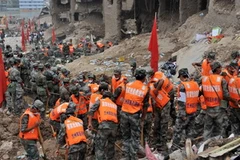 Binh sĩ Trung Quốc dọn dẹp những đống đổ nát trong vụ lở đất ở Chu Khúc, ngày 11/8. (THX/TTXVN)