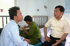 Bộ trưởng Đinh La Thăng thăm hỏi nạn nhân trong vụ chìm tàu tại Cần Giờ. (Ảnh: Hoàng Anh Tuấn/Vietnam+)