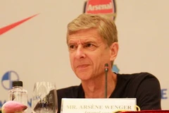 HLV Arsene Wenger tại buổi họp báo. (Ảnh: Minh Chiến/Vietnam+)