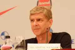 HLV Arsene Wenger tại buổi họp báo. (Ảnh: Minh Chiến/Vietnam+)