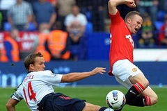 Pha vào bóng thô bạo của Davies đối với Tom Cleverley. (Nguồn: Getty Images)