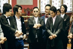 Psy "trình diễn" với các sinh viên của trường đại học Oxford. (Nguồn: AFP) 