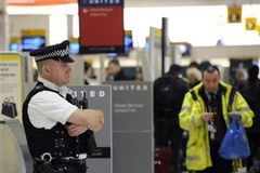 Sân bay Heathrow đã chính thức sử dụng máy soi xuyên quần áo. (Ảnh: AP)