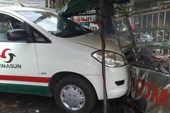 Chiếc xe taxi lao vào quán cơm. (Ảnh: Thế Vinh/TTXVN)