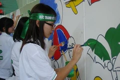 Các tình nguyện viên say sưa vẽ tranh. (Ảnh: Phương Viên)