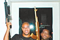 Adriano "khoe mình" với khẩu súng trường. (Nguồn: odia.terra.com.br)