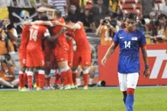 Malaysia (áo xanh) thua Singapore. (Nguồn: Goal.com)