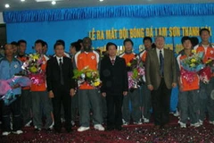 Lãnh đạo tỉnh chúc mừng đội bóng đá Lam Sơn Thanh Hóa trong lễ xuất quân. (Nguồn: Báo Thanh Hóa)