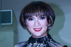 Đàm Vĩnh Hưng hóa thân thành cô gái. (Nguồn: Internet)