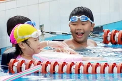 Trong khi tắm, bơi bể bơi, hồ, ao, suối, hạn chế tối đa nước vào mũi. (Nguồn: Giáo dục)