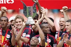 Henry giơ cao chiếc cúp. (Nguồn: AP)