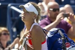Caroline Wozniacki thất thểu rời sân. (Nguồn: AP)