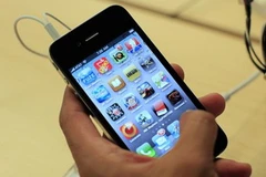 Vừa mới ra đời, điện thoại của Apple đã gặp trục trặc đáng lo ngại. (Nguồn: Reuters)