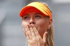 Sharapova thẳng tiến bán kết, Serena suýt ôm hận