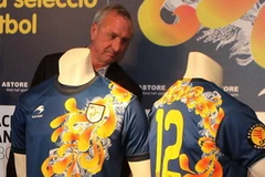 Huyền thoại Johan Cruyff có mặt trong buổi ra mắt. (Nguồn: sports.yahoo)