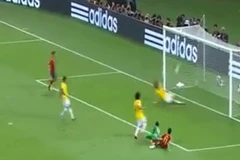 Pha cứu thua của David Luiz. (Nguồn: youtube.com)