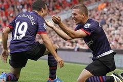 Niềm vui của Podolski và Cazorla. (Nguồn: Daily Mail)