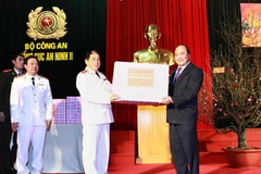 Phó Thủ tướng Nguyễn Xuân Phúc chúc Tết cán bộ, chiến sỹ Tổng Cục An ninh II. (Ảnh: Doãn Tấn/TTXVN)