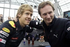 Sebastian Vettel và Chủ tịch Christian Horner tại buổi lễ ăn mừng. (Nguồn: Reuters)