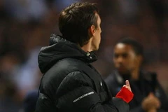 G.Neville giơ "ngón tay thối" sau khi Tevez ghi bàn cho Man City. (Ảnh: TT&VH)