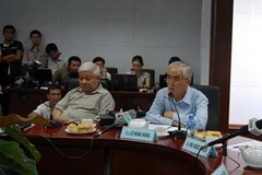 Ông Lê Hùng Dũng (áo xanh) khẳng định sẽ tổ chức họp 14 đội bóng. (Nguồn: phapluattp.vn)