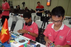 Đoàn Việt Nam tham gia Giải vô địch khối Rubik thế giới năm 2011. (Ảnh: Ngọc Tiến/TTXVN)