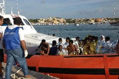 Những người được cứu sống được đưa đảo Lampedusa. (Nguồn: AFP/TTXVN)