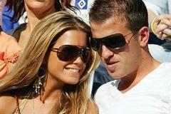 Van der Vaart hạnh phúc bên vợ. (Nguồn: Internet)