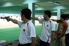 Các tay súng nam thi bắn súng ngắn hơi cự ly 10m. (Ảnh: Ngọc Trường/TTXVN)