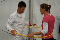 Nole vui đùa cùng Andrea Petkovic. (Nguồn: youtube.com)