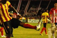 Hành động không đẹp mắt của Luis Moreno. (Nguồn: Internet)