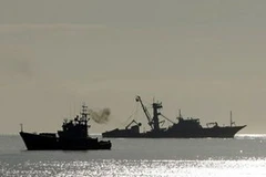 Tàu tuần tra INS Savitri cùng một trực thăng chiến đấu và đội biệt kích trên biển sẽ tuần tra khu vực Seychelles và Mauritius từ cuối tháng 11/2009 đến đầu tháng 1/2010. (Ảnh: Dawn.com)