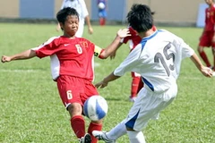 Nữ U14 Việt Nam (áo đỏ) vô địch.