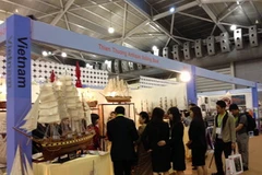 Gian hàng đồ gỗ của Việt Nam thu hút khách tham quan. (Ảnh: Kim Yến/Vietnam+)