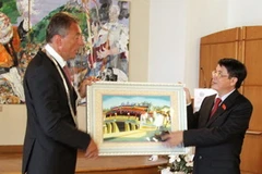 Bí thư tỉnh ủy Quảng Nam Nguyễn Đức Hải tựng quà lưu niệm cho Thị trưởng Wernigerode Peter Gaffert. (Ảnh: Văn Long/Vietnam+)