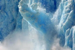 Băng tan do khí hậu đang ngày càng nóng lên. (Ảnh: AFP/TTXVN)