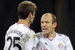 Robben bóp cổ Mueller. (Nguồn: Bild)