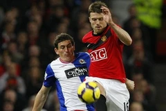 Carrick (áo đỏ) - Trung vệ bất đắc dĩ của Manchester United. (Ảnh: Reuters)