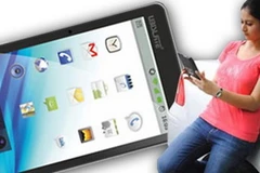 Ra mắt máy tính bảng Aakash. (Nguồn: ibnlive.in.com)