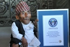 Ông Chandra Bahadur Dangi với giấy chứng nhận là Người đàn ông thấp nhất thế giới tại Kathmandu, ngày 26/2/2012. (Nguồn: AFP/TTXVN)