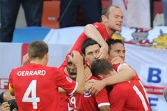 Niềm vui của các cầu thủ tuyển Anh sau khi Defoe ghi bàn thắng mở tỷ số. (Nguồn: Getty Images)