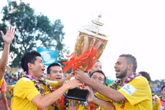 Các cầu thủ Sông Lam Nghệ An vui mừng với chức vô địch. (Ảnh: Quốc Khánh/TTXVN)