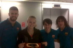 Gerard Pique, Carles Puyol và Bojan Krkic chụp ảnh cùng Wozniacki. (Nguồn: Internet)