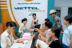 Các khách hàng tại cửa hàng giao dịch của Viettel. (Ảnh: viettel.com.vn)