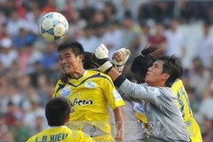 Vicem Hải Phòng (áo vàng) luôn gây sức ép lên khung thành của Quốc Cường. (Ảnh: Quốc Khánh/TTXVN)