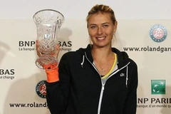 Masha đón nhận cúp lưu niệm dành cho tay vợt số 1 thế giới. (Nguồn: Getty Images)