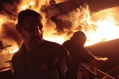 Lực lượng chính phủ đã sử dụng máy bay trực thăng bắn vào bồn chứa dầu. Nguồn: france24.com)