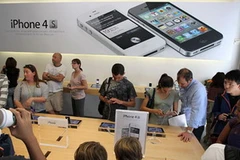 Nhiều người chờ đợi mua iPhone 4S. (Nguồn: AFP)