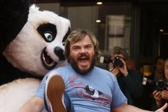Tài tử Jack Black với nhân vật chính trong "Kung Fu Panda 2." (Nguồn: AFP/Vietnam+)